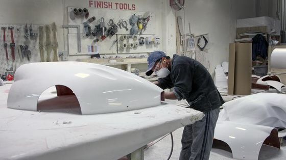 お客様のご要望に合わせた、カスタムメイドのファイバーグラス製カーパーツ、高耐火性ゲルコート塗装表面